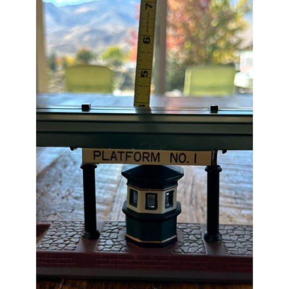 Heritage Village Collection Victoria Station Train Platform No.2 5575-1 Handpain - Picture 3 of 14